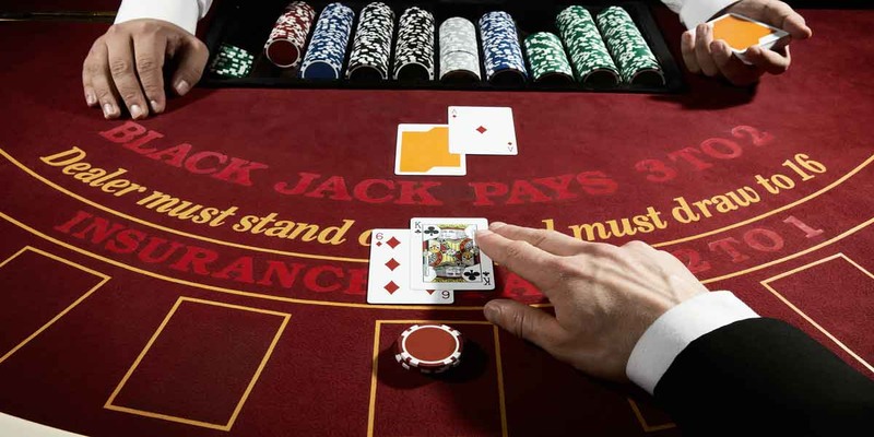 Blackjack bắt đầu bằng việc người chơi và nhà cái đều nhận hai lá bài